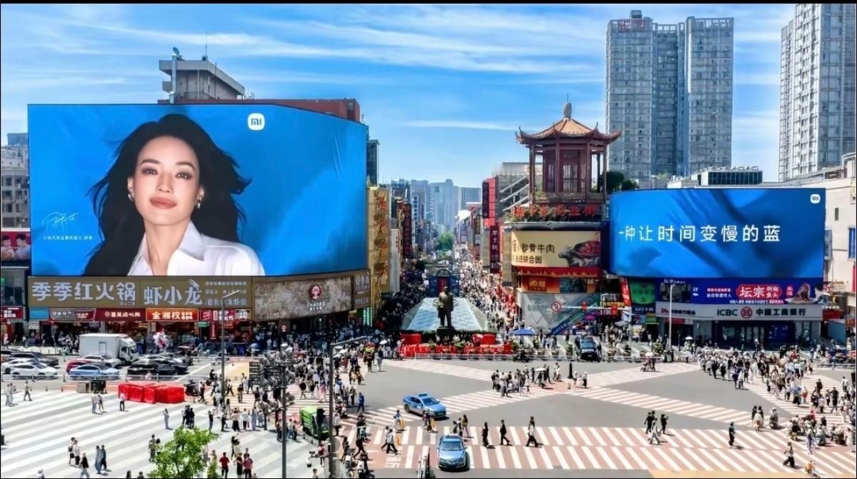 小米汽车的广告牌  ×舒淇的广告牌  ✓小米汽车