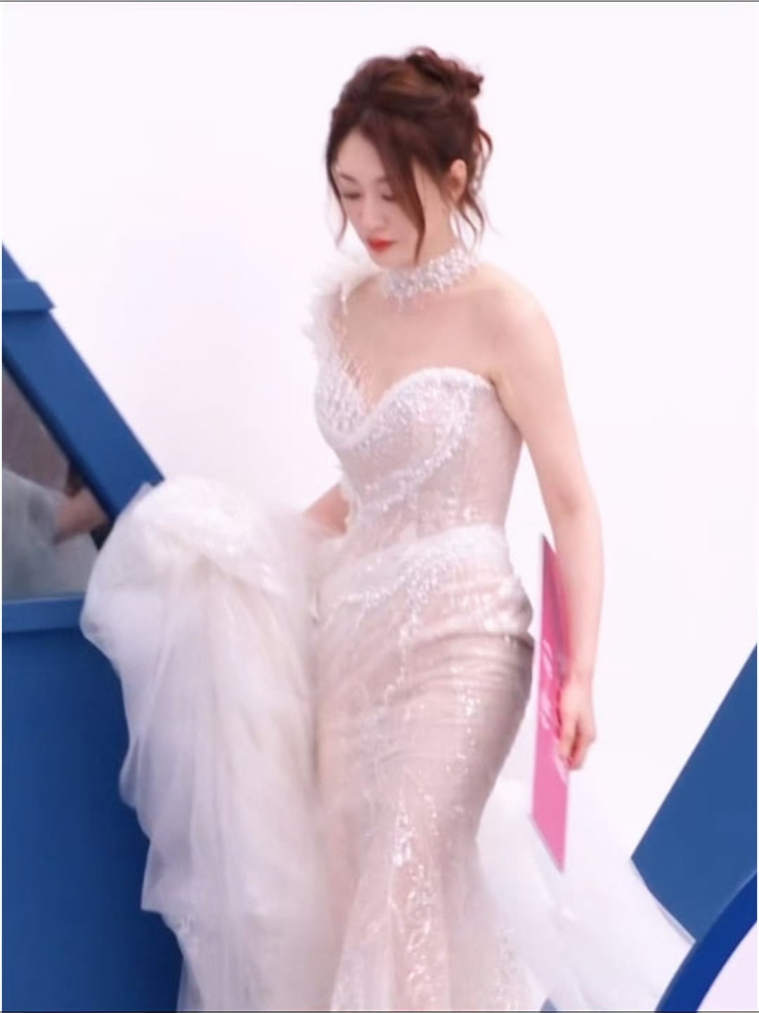 李小冉婚纱 美得好夸张谁看完李小冉这套舞台婚纱造型不说一句颜值逆天，这颜值状态真