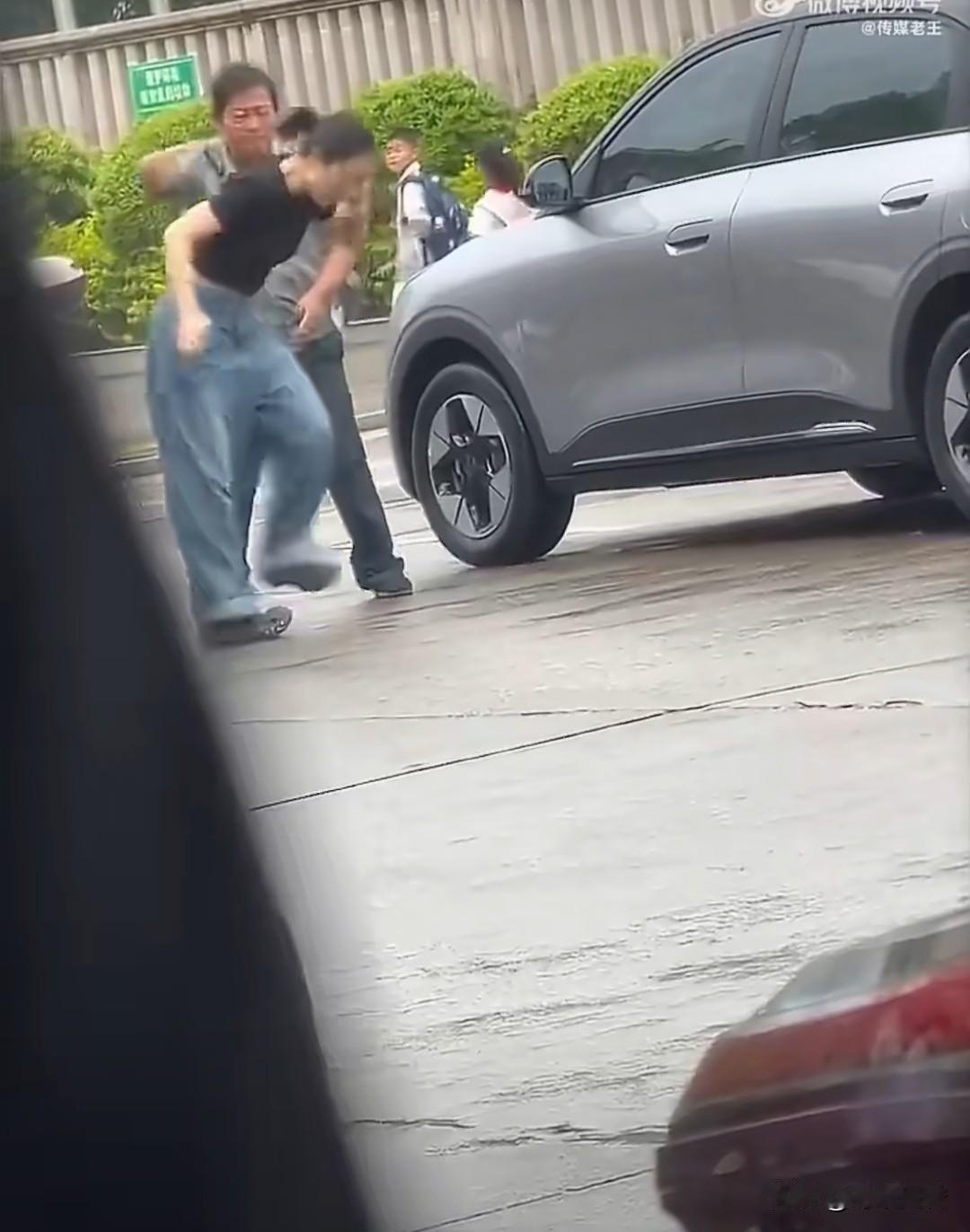 福建三明，女子踹保安被扇耳光事件有了新进展！
4月22日，一名女司机与保安发生口