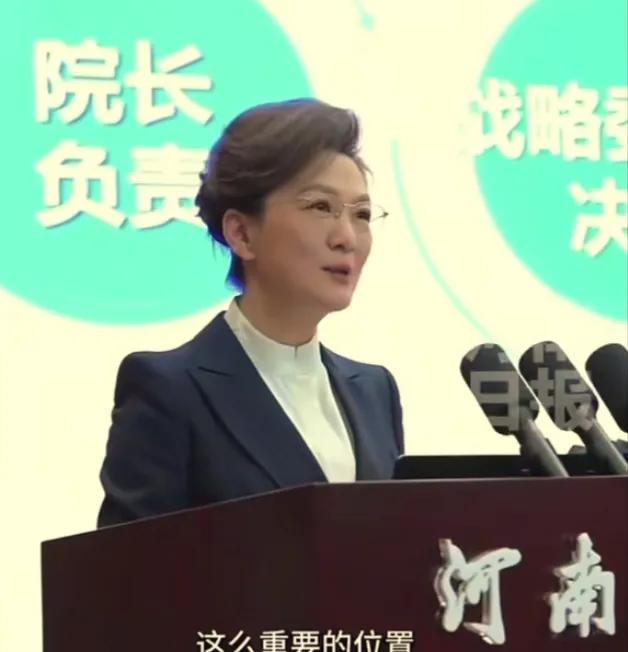 海霞退休后返聘河南大学副校长，哽咽称笨闺女感动网友
 2026年1月23日，河南