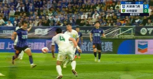 幸运！上半场北京国安两次疑似点球都逃过一劫。

先说第一个李磊在禁区内碰倒天津津