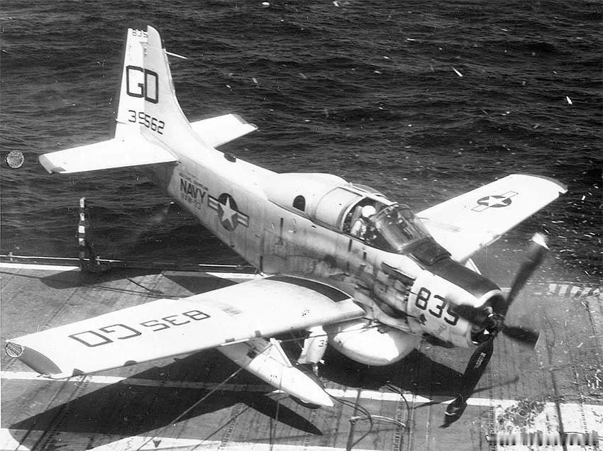 AD-5W / EA-1E“天袭者”（Skyraider）电子战型飞机

制造商