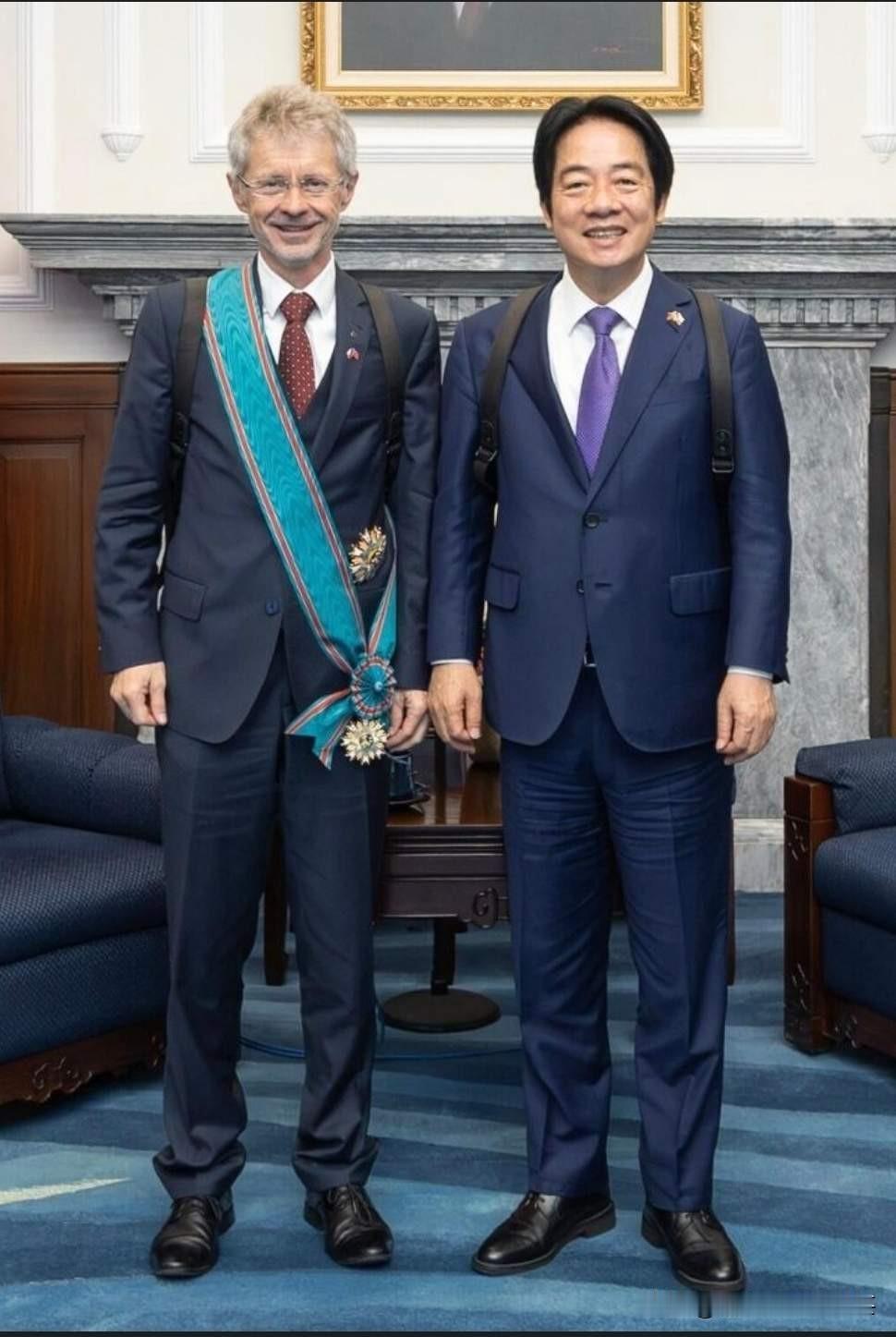 阿赖就会发一分不值的证书，谁来都发，要不就是给侵略者去修建雕像，除了这些他是啥也
