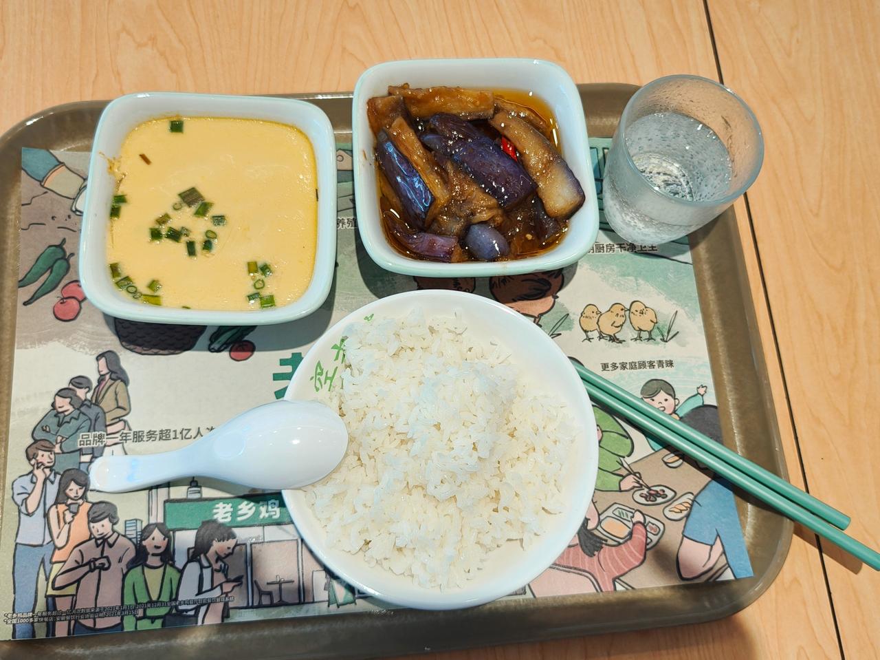 3天前，我在老乡鸡吃饭时吃出头发。其实，老乡鸡食品安全问题频发早已是公开的秘密，