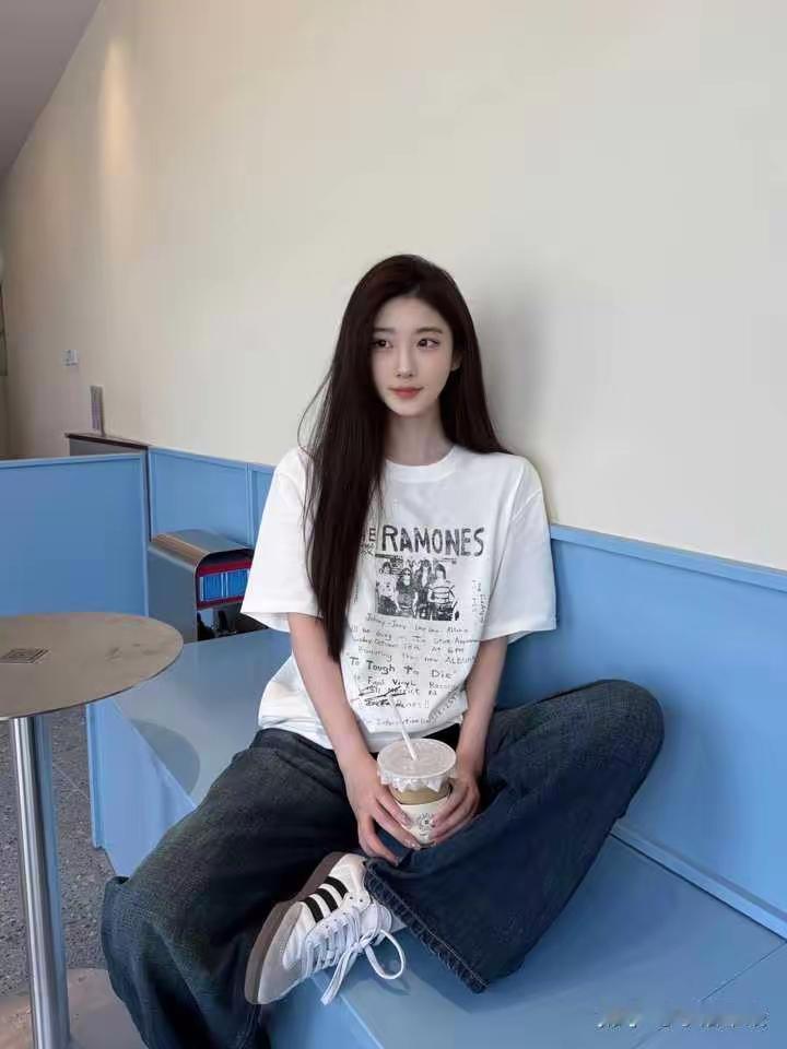冰美式配宽松牛仔裤，复古乐队T恤搭松弛坐姿，在淡蓝色的卡座里，把燥热的午后过成了