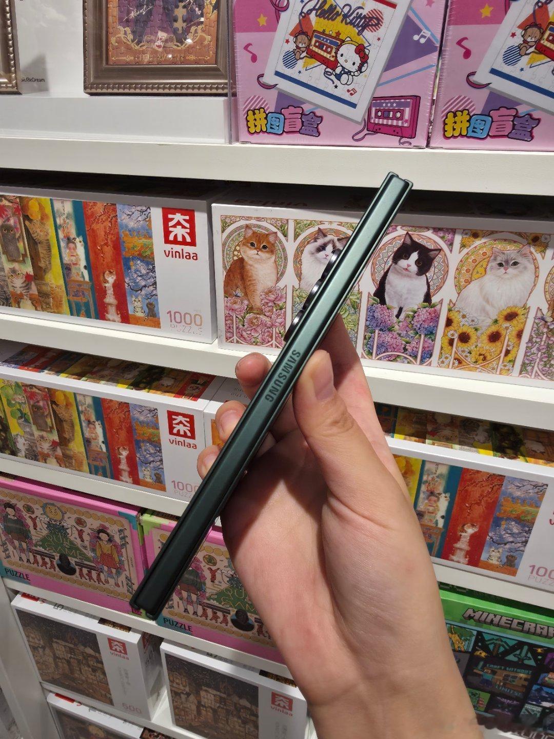 线下实拍门店取机日常，Fold 8 Ultra 热度丝毫未减，轻薄机身观感手感双