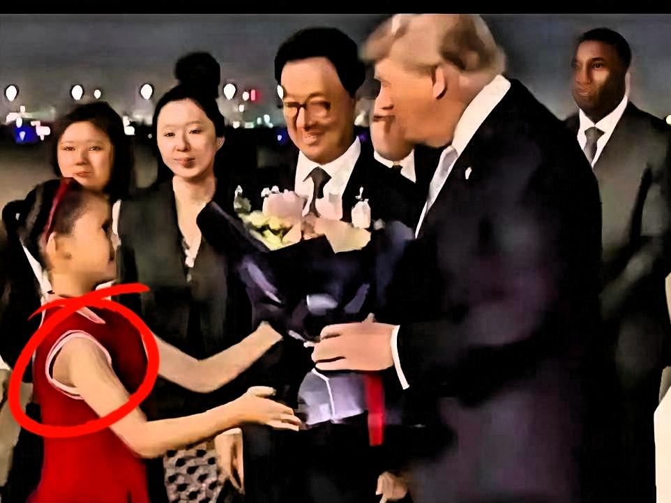 在热闹的机场接机现场，一张暖心画面悄然刷屏全网。
 
一位年仅七八岁的小姑娘，身