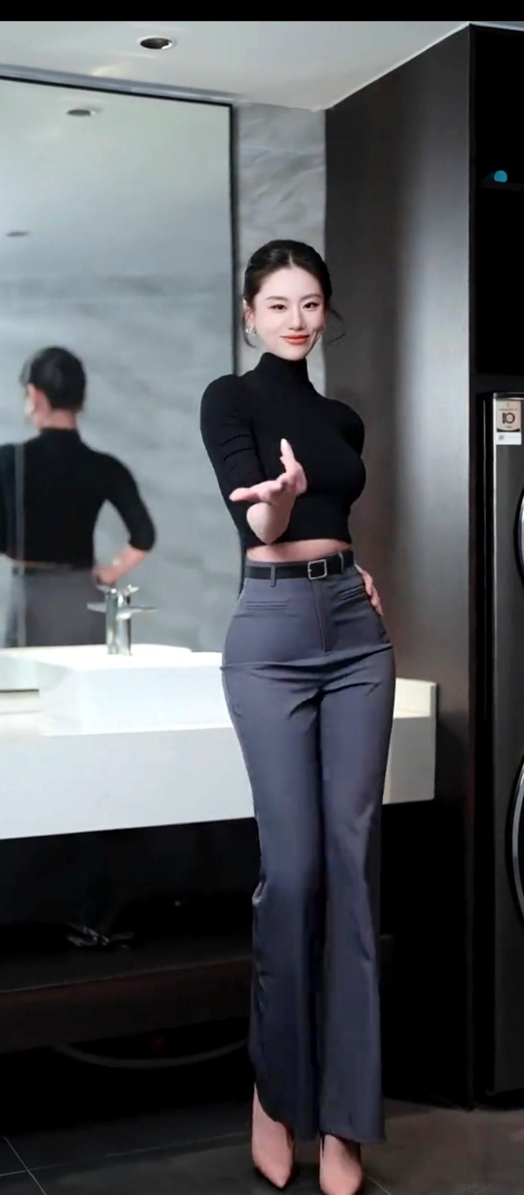 镜中人影动，笑语入梦来。