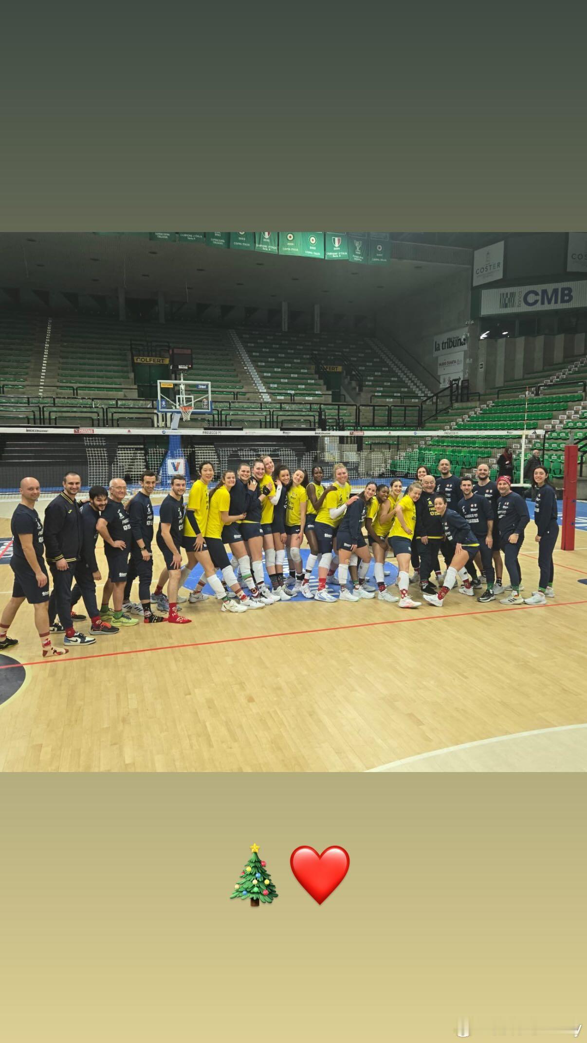 Imoco全员穿圣诞袜子祝你节日快乐😃。祝婷姐节日快乐，天天开心😁。朱婷圣诞