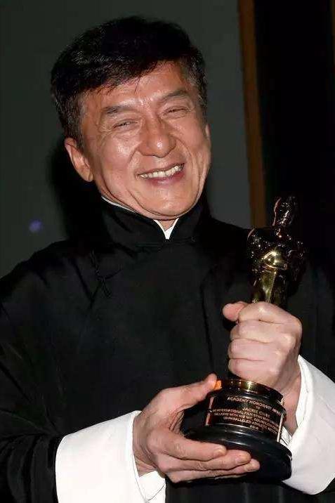 武打演员，成龙说，我爸爸是厨师，妈妈是佣人，从小为了让我学东西，送到京剧学院，跟