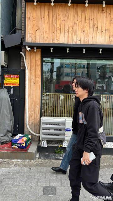 全首尔都在偶遇道枝骏佑 今日首尔偶遇浓度超标！道枝骏佑身穿黑色开衫搭配衬衫和牛仔