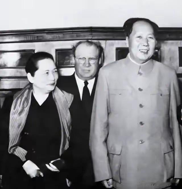 这张合影左为宋庆龄，中间是国际友人爱泼斯坦，右侧是毛泽东，记录了建国后中外革命友