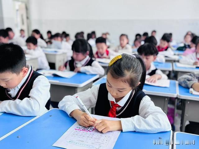 老师公布学生成绩，难道不是应该的吗？
学习成绩作为学生一学期学习成果的真实体现，