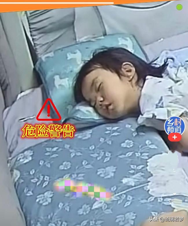 江苏一家三口睡前遇惊魂一刻，妈妈刷手机意外救下孩子

半夜三点，苏州这户人家静得