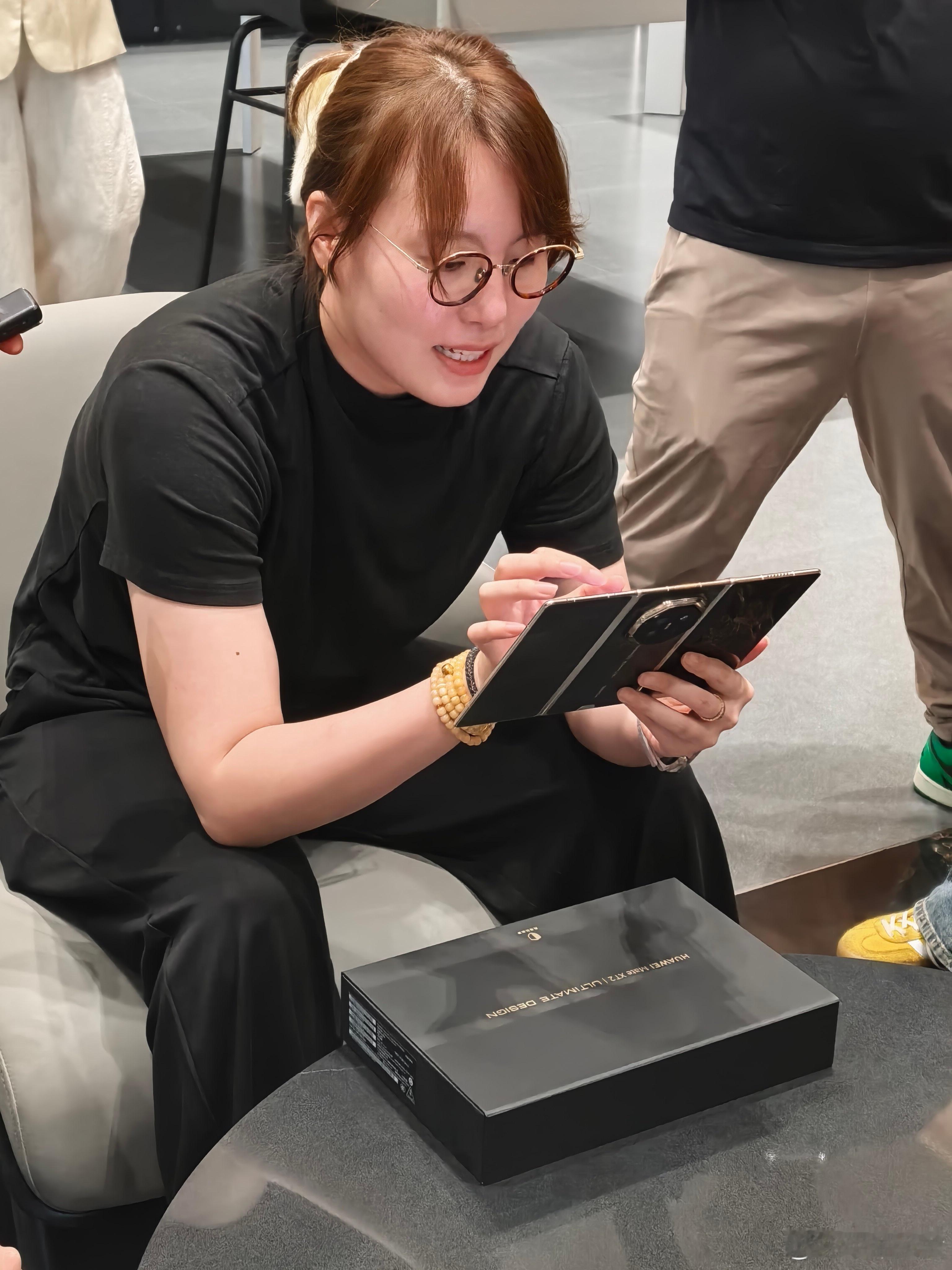 去线下门店体验华为展翼三折叠，结果正好偶遇傅园慧也在上手[doge]。展开之后的