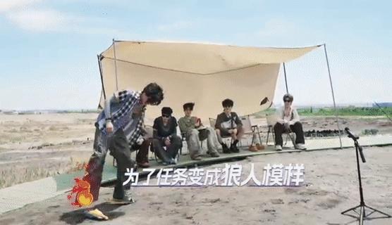 张泽禹踩尖叫鸡走秀 心中有秀场哪里都是米兰时装周，踩着尖叫鸡拖鞋还能稳住气场。魔