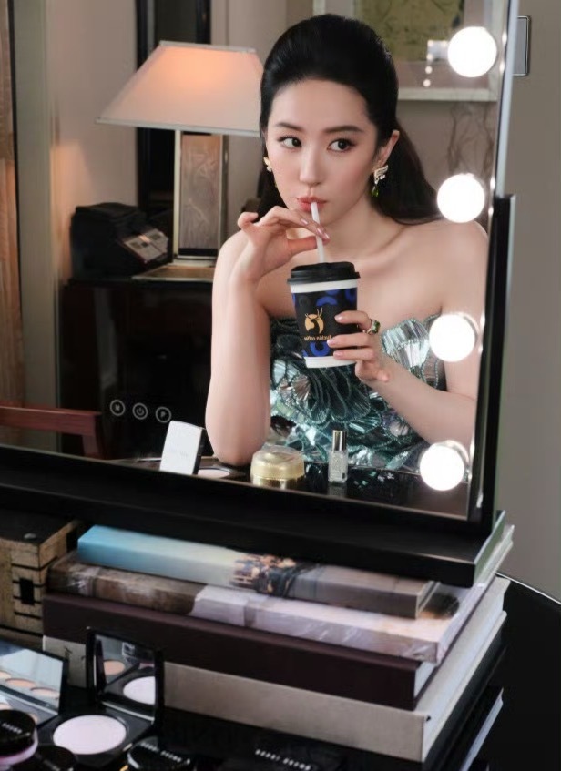 刘亦菲一次活动露出N个代言瑞幸：“我就知道，姐姐不会忘记我的”emmmm 