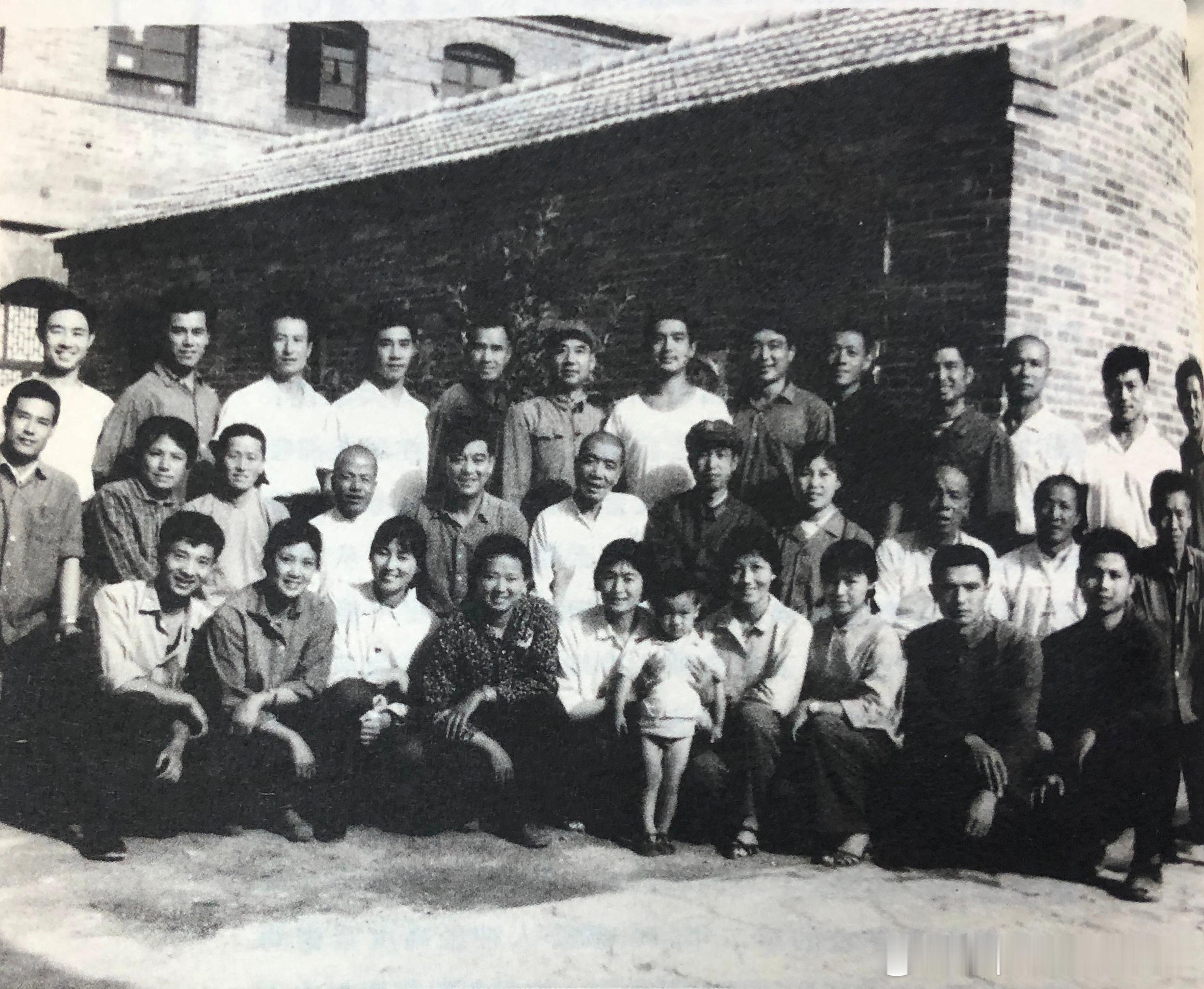 1972年4月7日秦文（前排左二）与北影演员剧团部分演员作为“五七战士”到大寨学