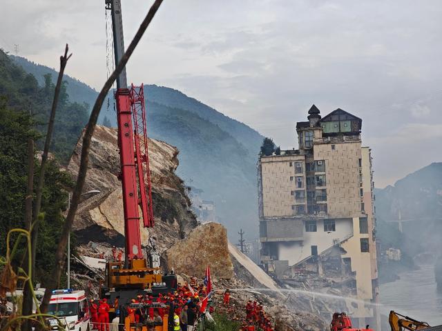 崩塌前58分钟受命疏散群众，26岁网格员龚宝冬回复