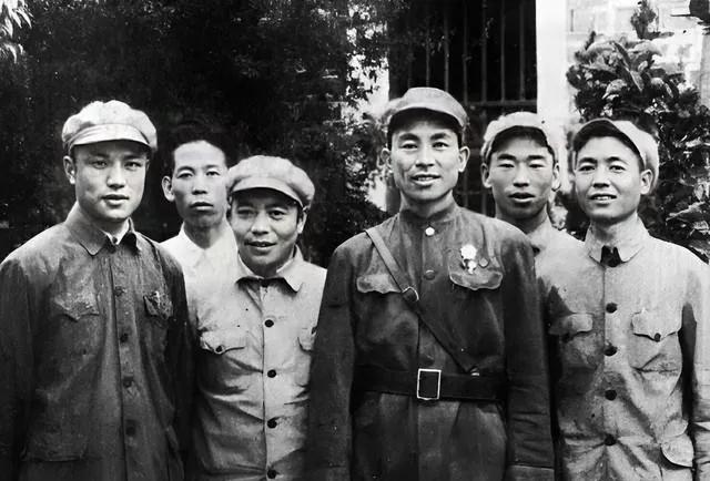 朝鲜战争icon中，一位排长带着几个战士爬上了山头，没想到却发现其他营的战友和几