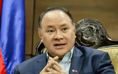 一个国防部长，为了躲几个记者的提问，竟然钻进了酒店后厨。这事儿要是写进剧本，导演
