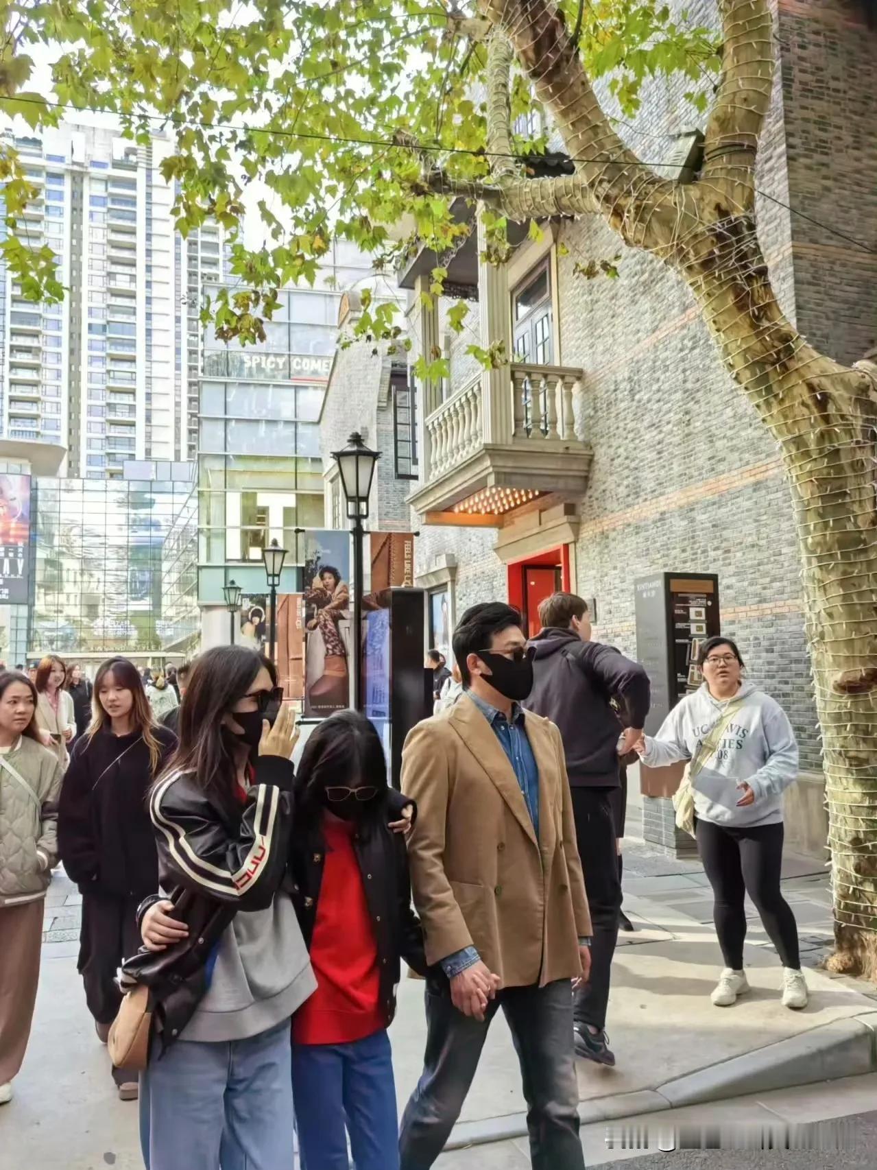 陆毅带着两个女儿现身漫步街头，感受都市与自然的融合