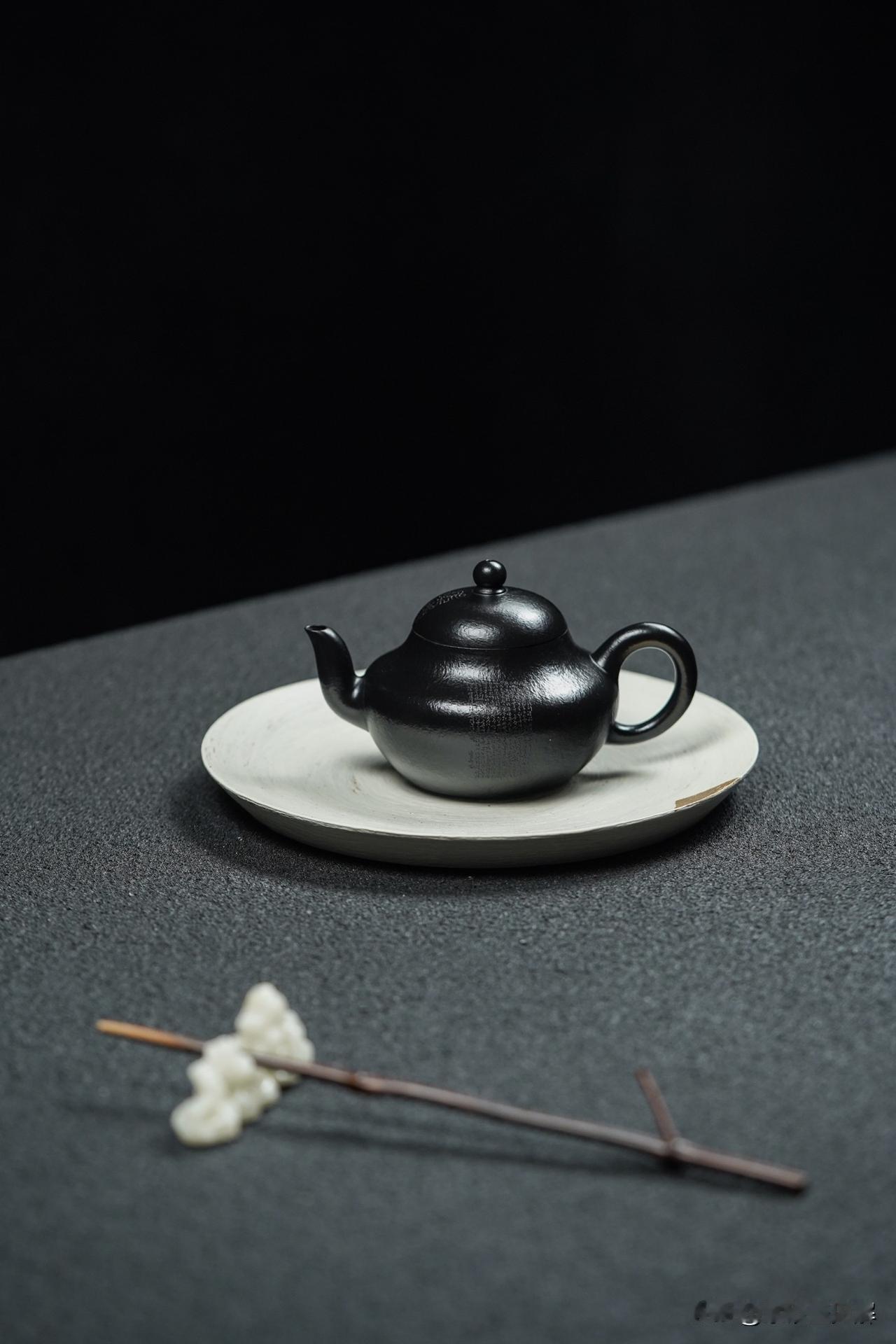 茶桌上，老玩家说漏嘴：挑潜力股紫砂艺人，关键看这四处
前阵子，我在一个紫砂老友的
