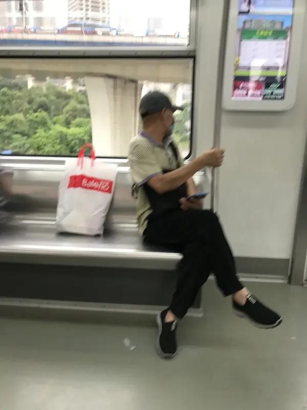 我也是七十多岁的老年人了，平时坐地铁都是我给别人让座，没有谁给我让坐。因为自己身