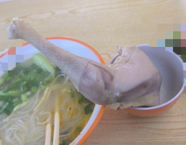 8块钱一个的手枪鸡腿，太值了，这才是手枪鸡腿，很多店里面卖的，说是手枪鸡腿，其实