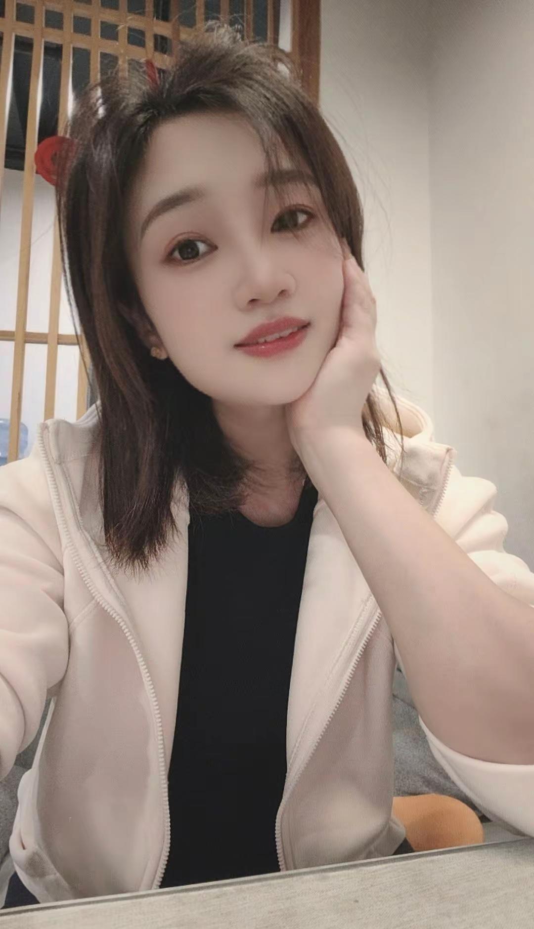一辈子很短，能哼着歌前行， 就别背着心事赶路今天做个温柔的小姐姐