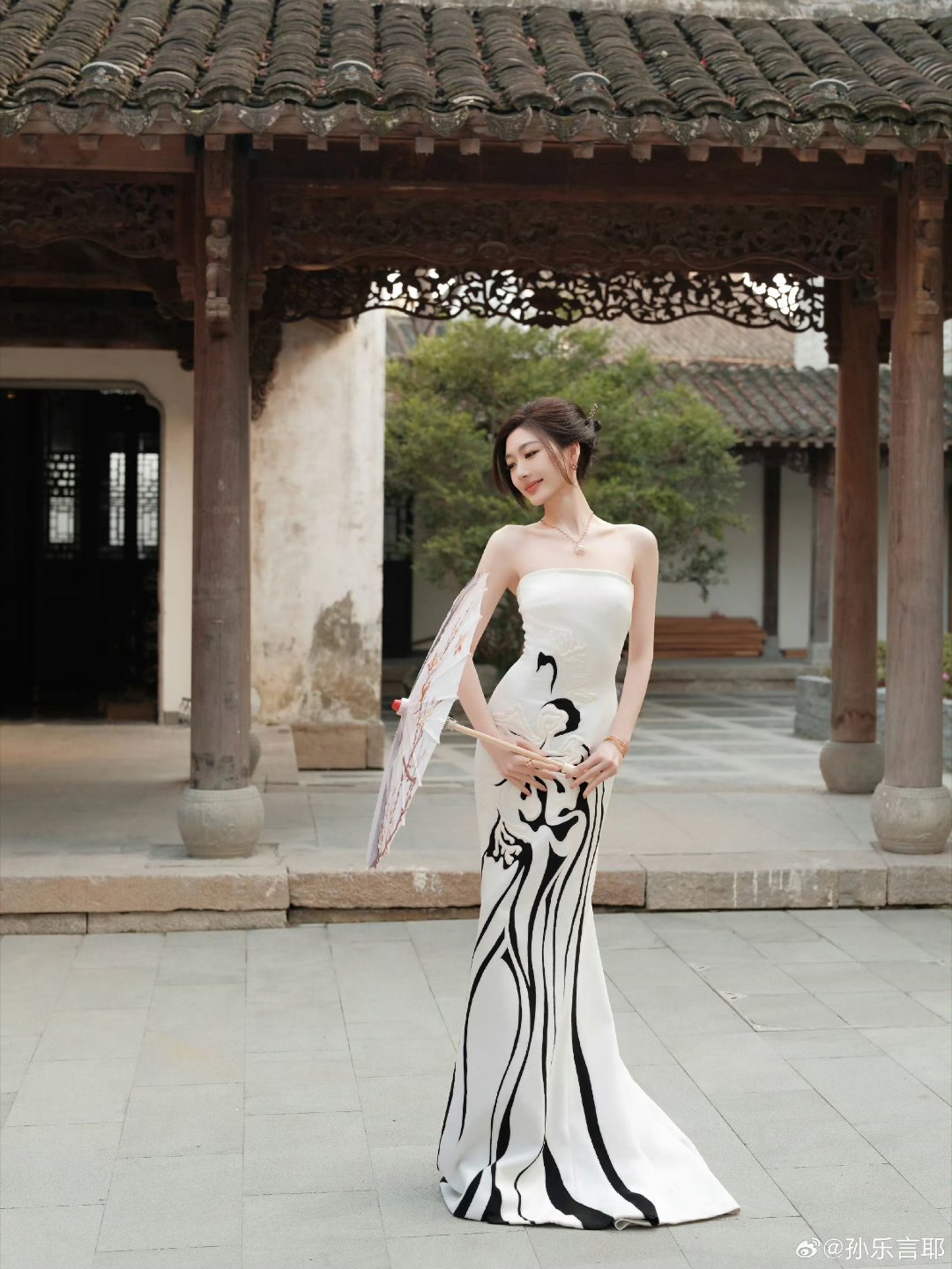 孙乐言孙乐言黑白泼墨裙造型救命！孙乐言这身黑白泼墨裙也太会了吧！水墨晕染在身上，