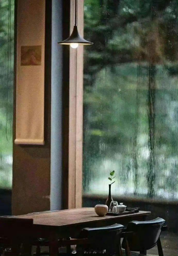 永远记住，天上下雨地下滑，自己摔倒自己爬，永远不要高估了自己在别人心里的位置，有