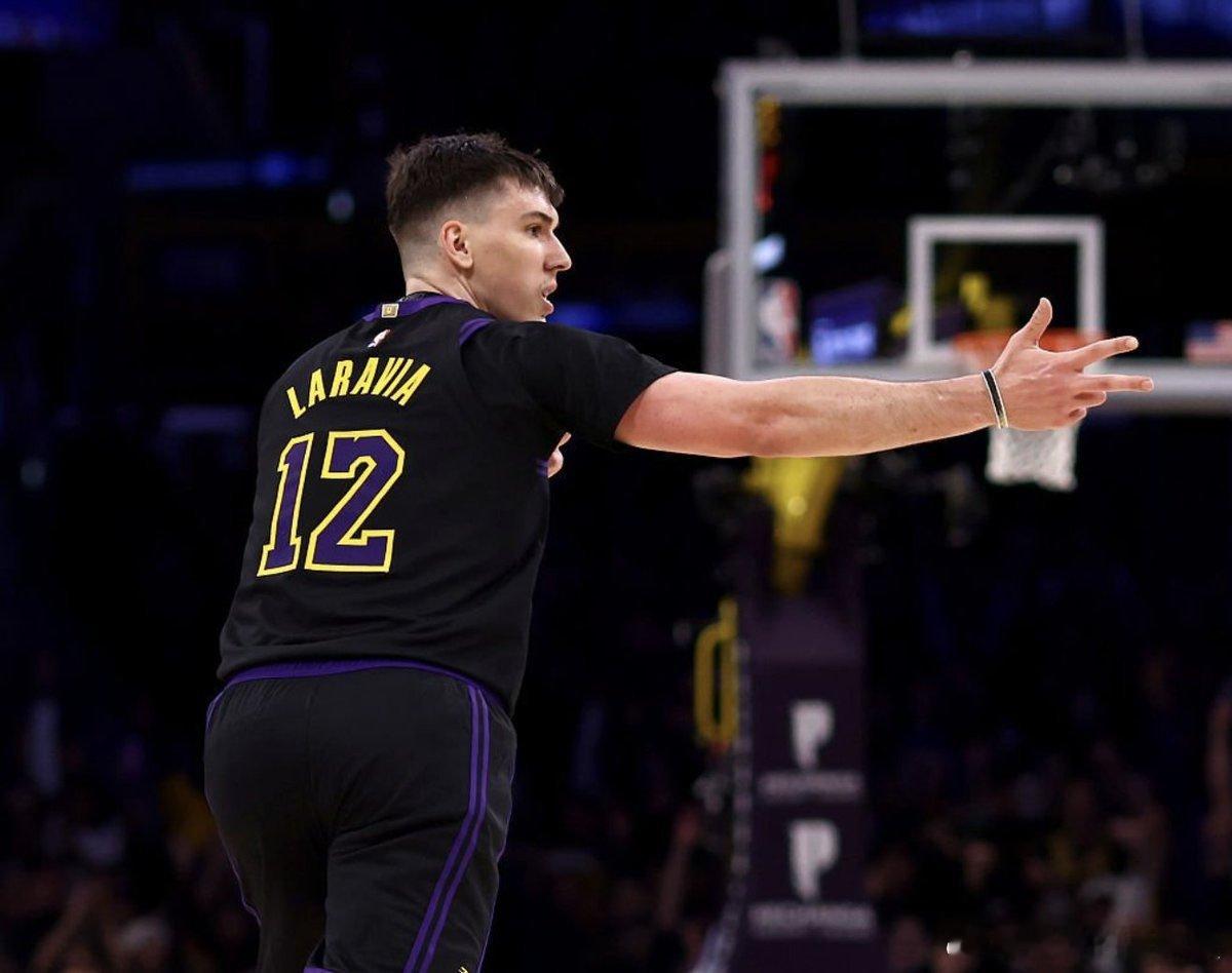 拉拉维亚本场投篮16中9，三分10中4得到26分5篮板4助攻。过去8场比赛场均1