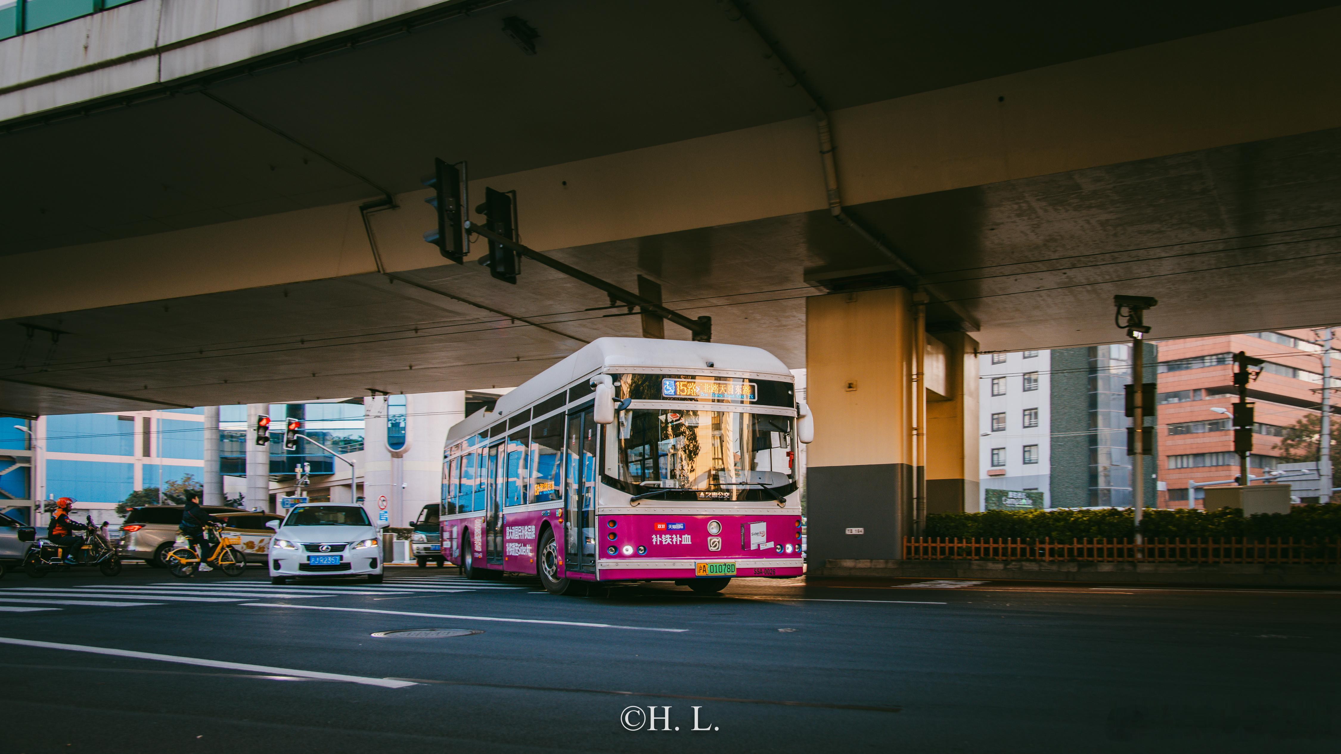 11月30日2025上海马拉松期间的电车（III）来到15路无轨电车。马拉松期间