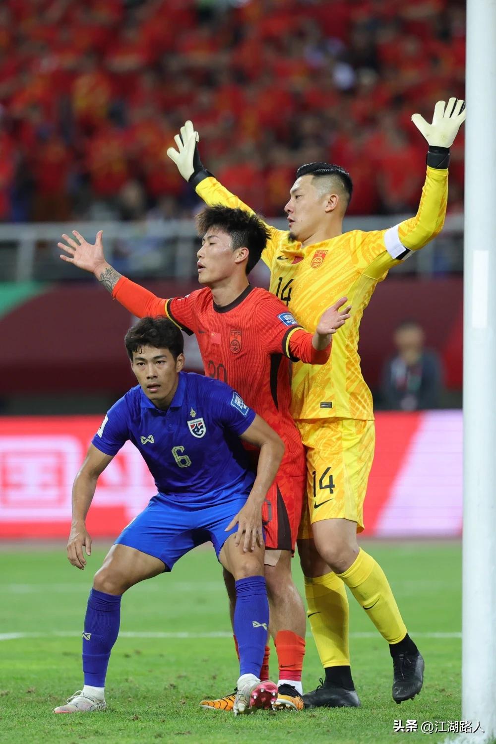 谁能拯救国足，谁能让国足东山再起，谁就是英雄，谁就是球迷心中的神。识时务者为俊杰