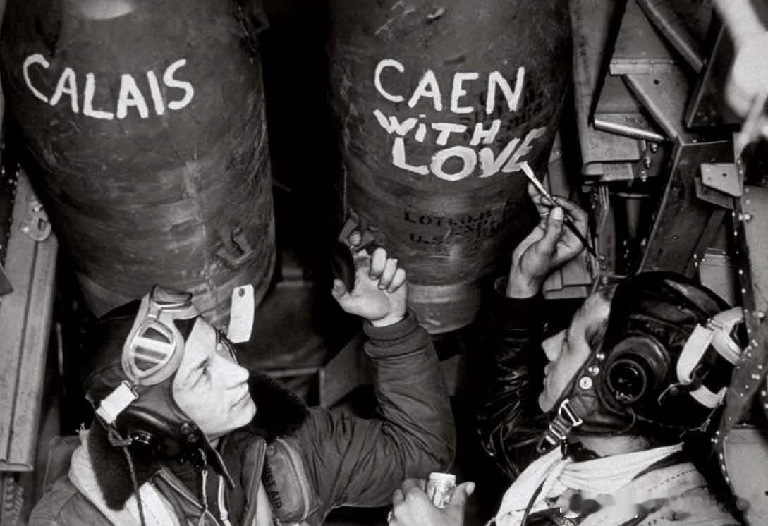 1944年6月英军飞行员在轰炸卡昂前在炸弹上写标语军事历史全触达 ​​​