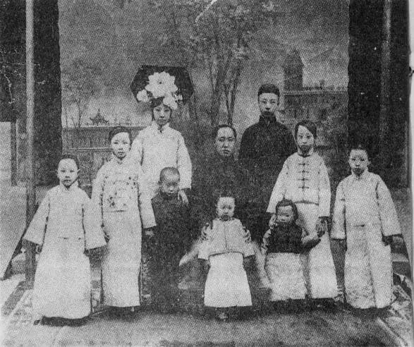 溥仪的叔叔载涛有一妻三妾，1950年，《婚姻法》要求夫妻为一夫一妻制。载涛可为难