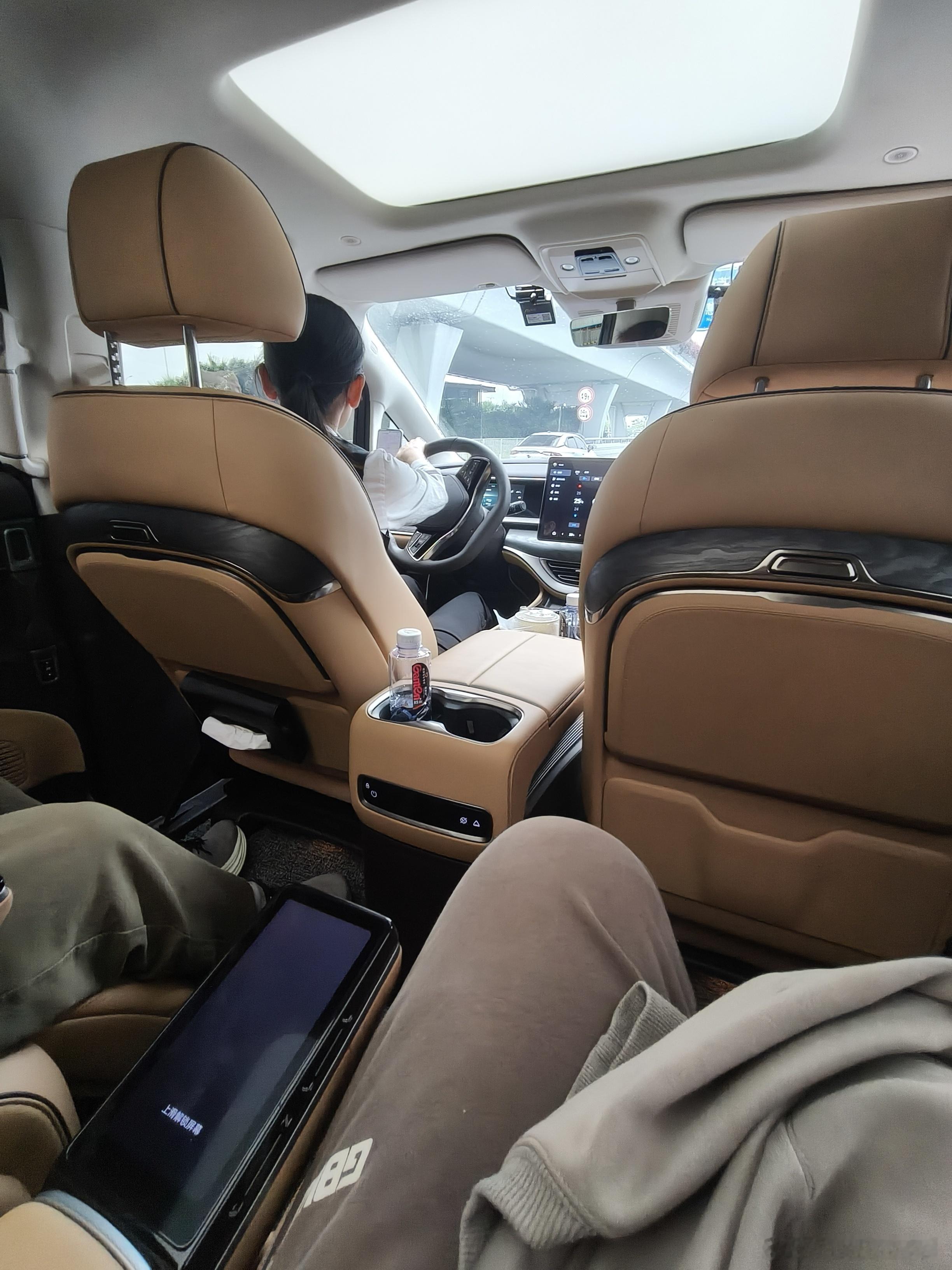 活力大湾区，美丽新深圳，D9这个后排腿部空间是真的舒服宜商宜家就选腾势d9 ​​