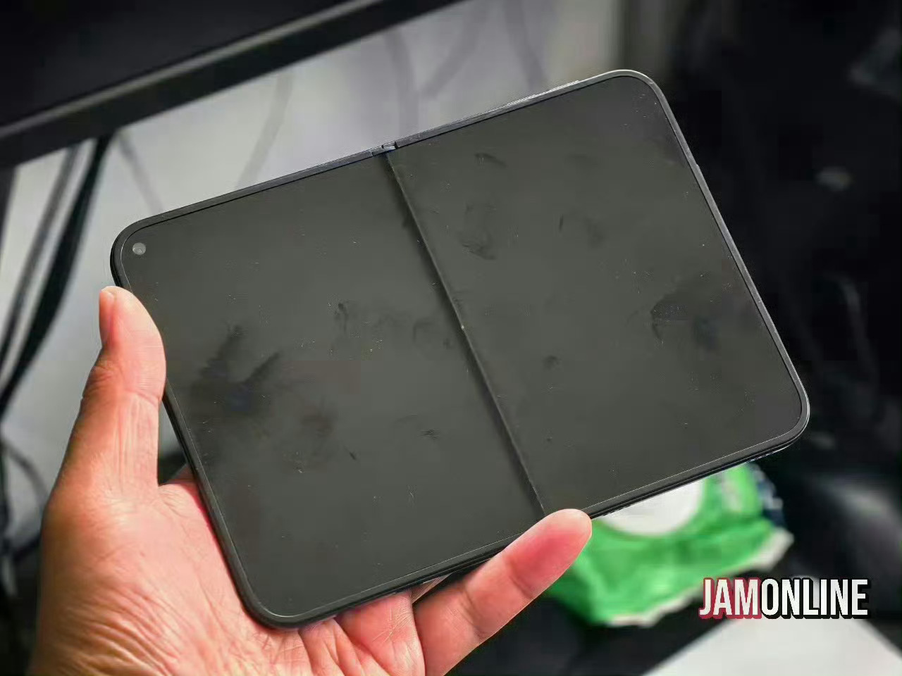 iPhoneUltra黑色机模苹果这款折叠屏黑色机模曝光了，配置爆料满天飞，你们