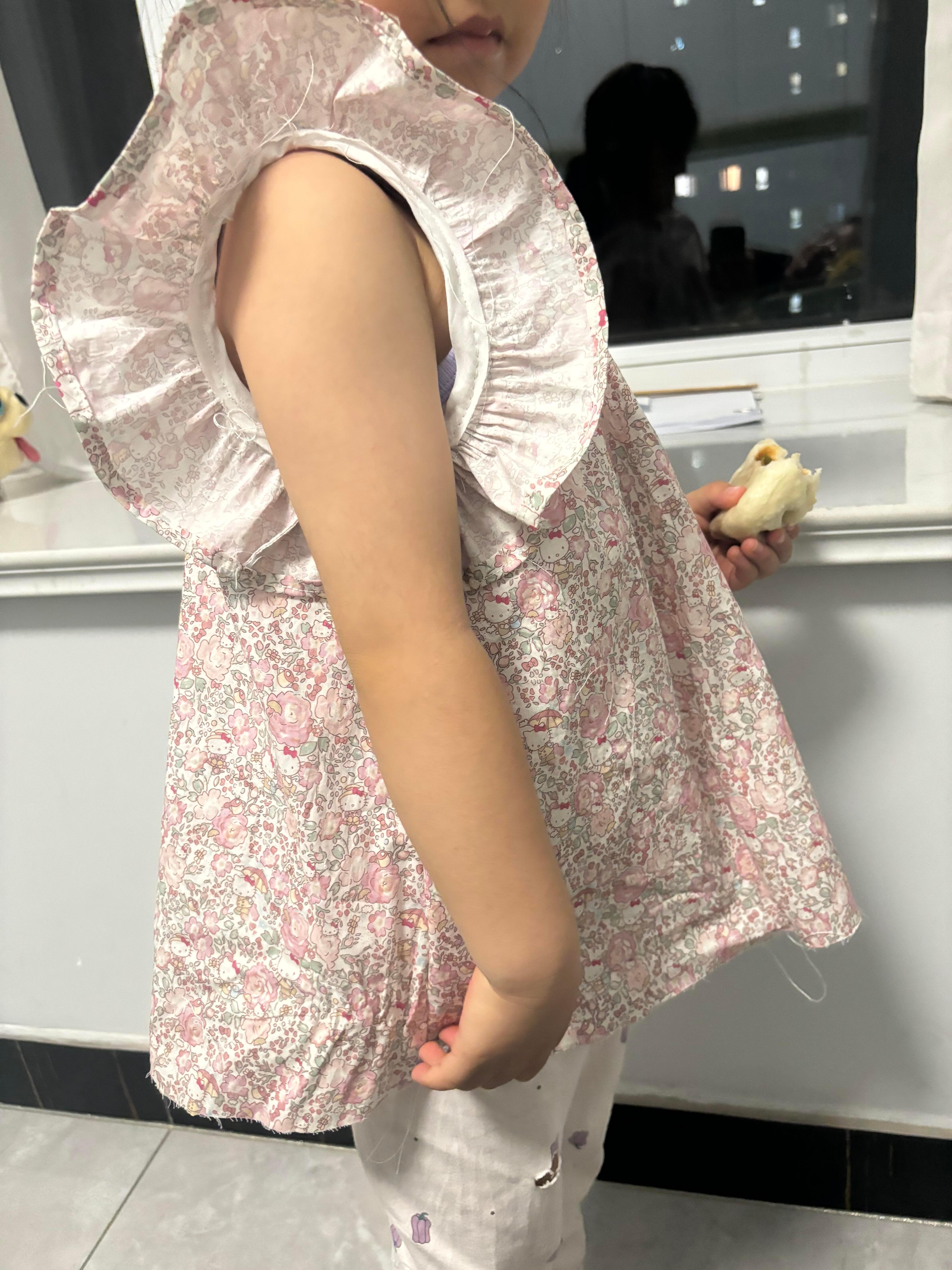 不小心做出了最正宗的小飞袖新买了一台缝纫机想给娃做一件衣服，做完之后直接沉默了…