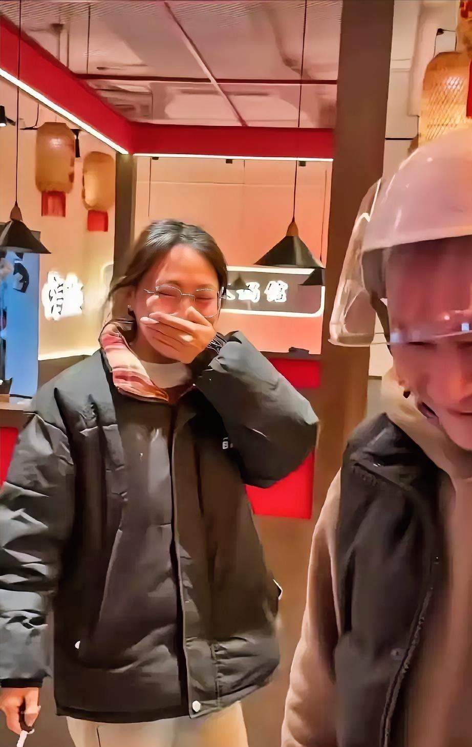 格局打开了！四川，一女子在火锅店打工，发现电瓶车被偷了，就发了个朋友圈吐槽：“贼