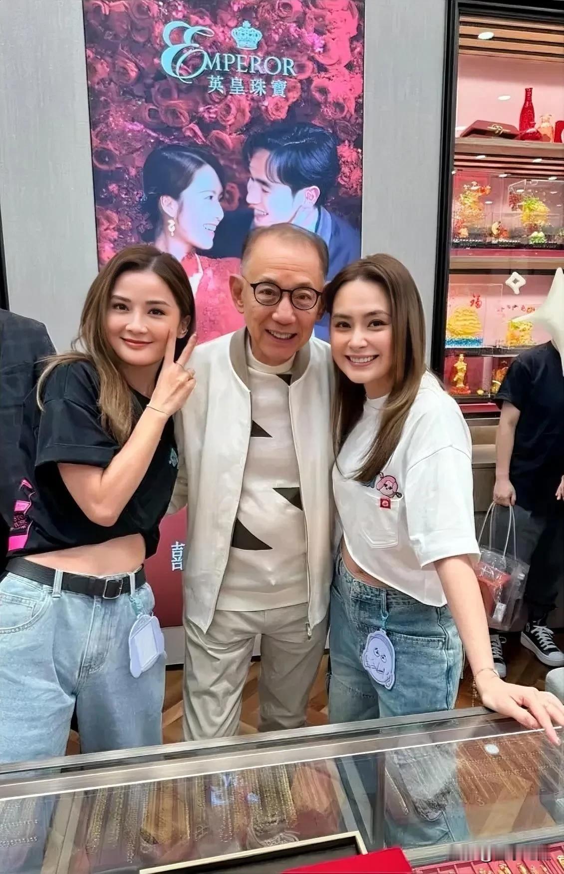 阿娇和阿飒中间位这位男士是谁呢？肯定不是一般人，是谁的父亲？还是上级？还是老总呢