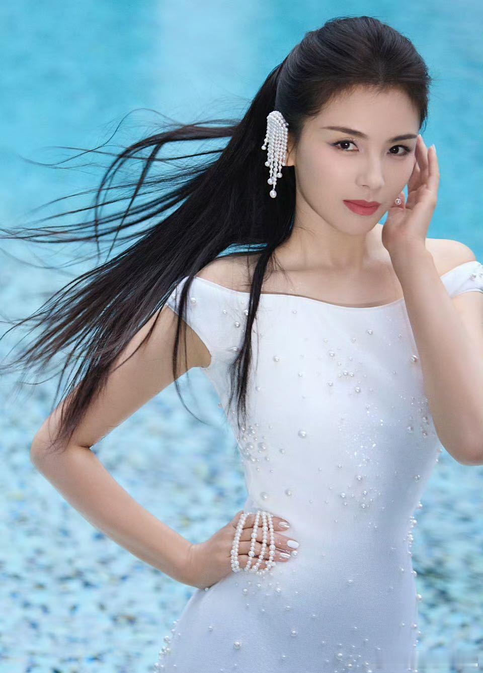 刘涛依旧很权威 不同风格的美，清爽淡妆搭配纯白造型尽显高级质感，多拍！爱看！ ​