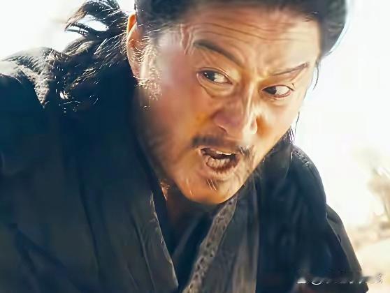 谢霆锋在《镖人》里打得真狠。
不是那种花架子。拳头砸下去，骨头撞上骨头的声音，隔