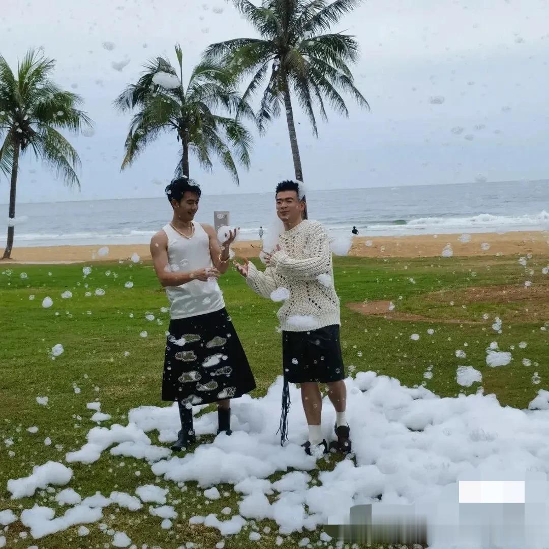 羽毛球世界冠军郑思维与王昶的杂志封面拍摄花絮[心][送心][舔屏]
问：维哥和昶