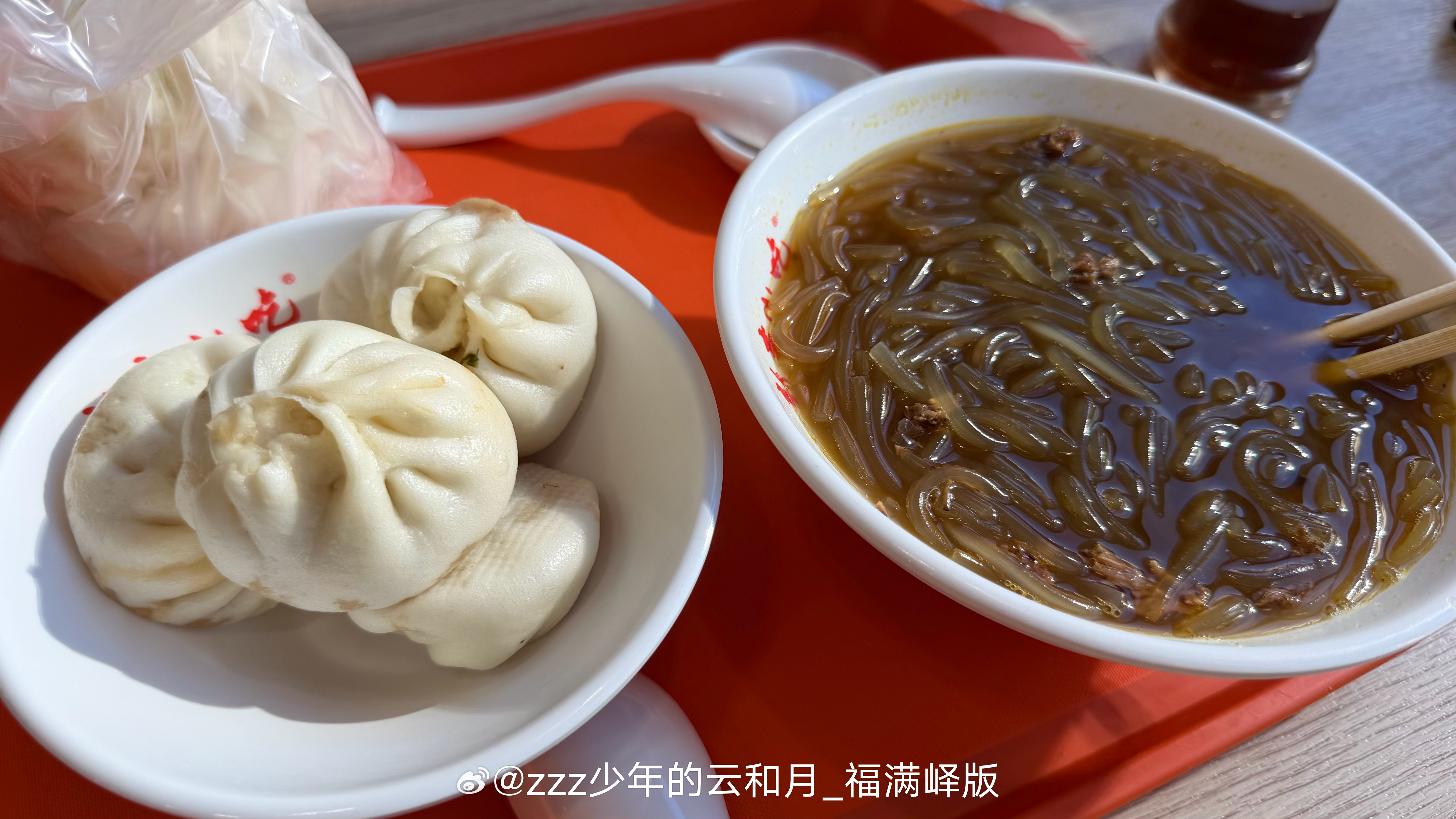 半夜我不睡觉7点起把狗尿谁家好人一大早买一堆包子吃 我们家新丰牛肉粉丝我的爱小时