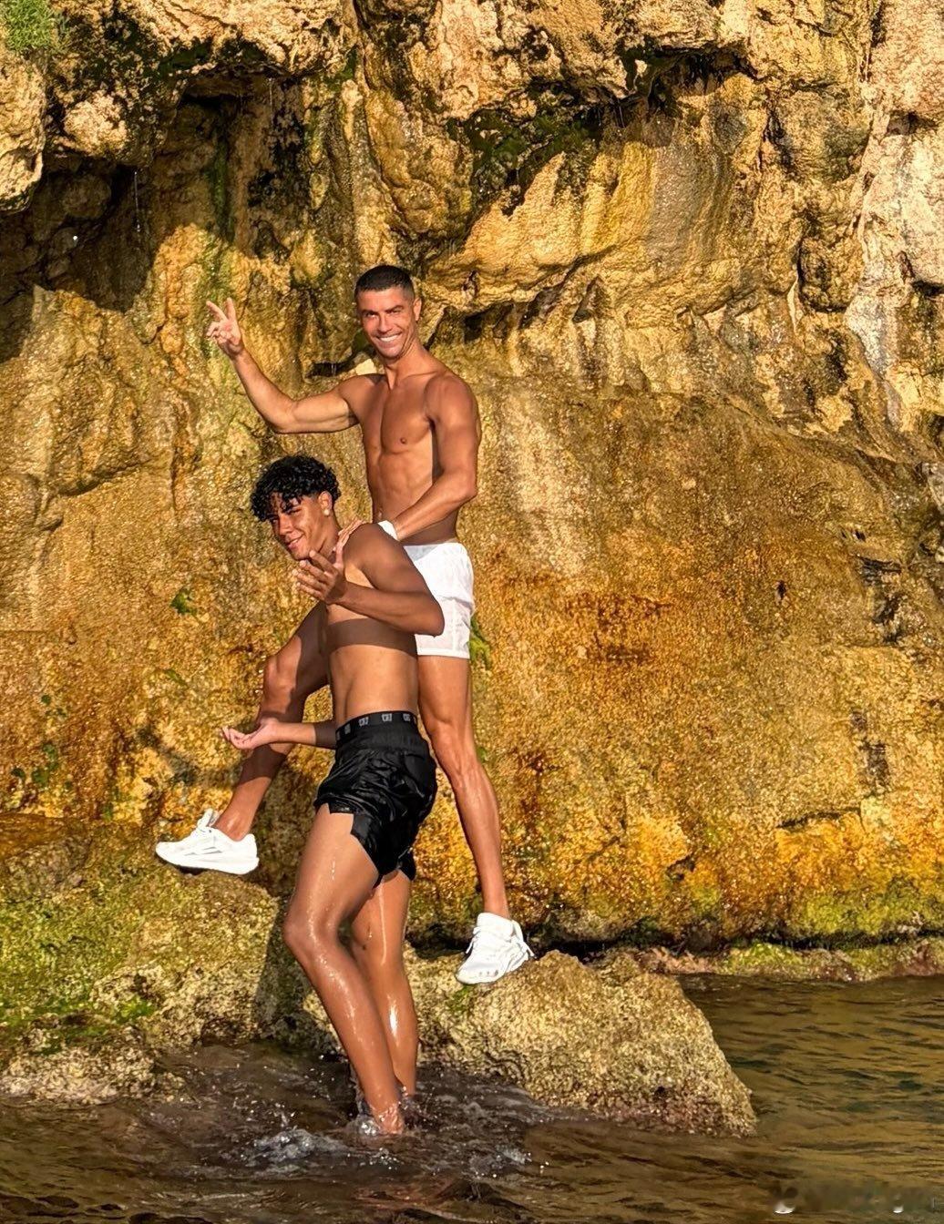 现在嗑minic真的没愧疚感和背德感了……好有性张力的俩男人尤其我迷这个摊手和C