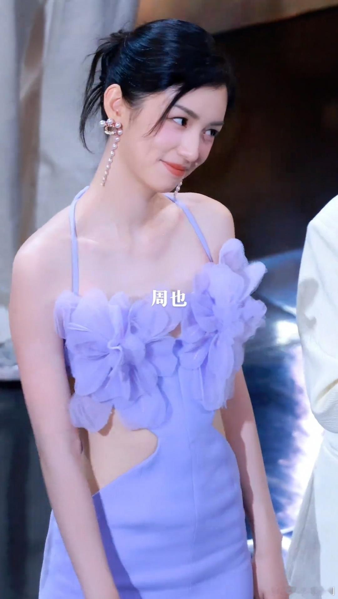 周也真的是越来越美了，在我心里她才是最佳黄蓉！ ​​​