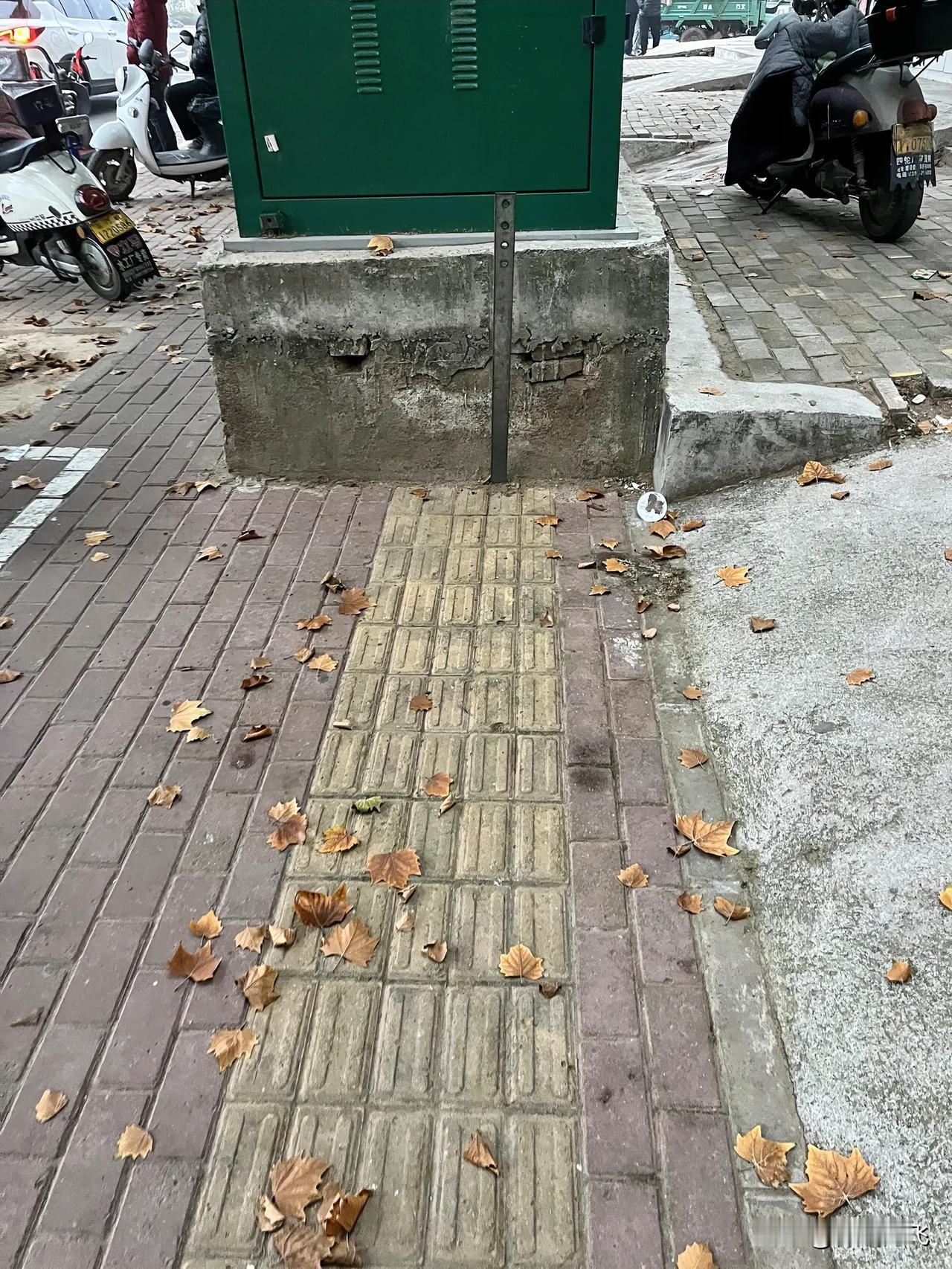  这样做的盲道意义是什么呢？就是为了坑盲人撞到墙上吗？
真是想不通，也看不懂啊。