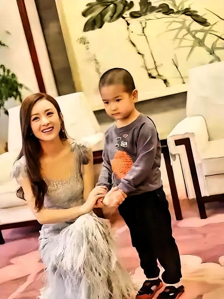 刚刷到赵丽颖儿子想想的账号

7岁，225万粉丝

一条背影视频点赞破50万
